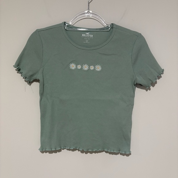 Hollister Sage Green Daisy Embroidered baby lettuce Tee green size small - Picture 1 of 4